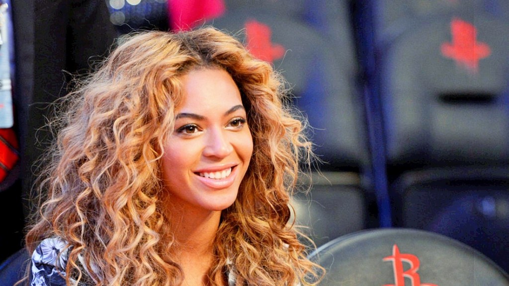 epa03589055 American singer Beyonce Giselle Knowles-Carter, aka Beyonce, sits courtside before the start of the 62nd NBA All-Star game at the Toyota Center in Houston, Texas, USA, 17 February 2013.  EPA/ERIK LESSER